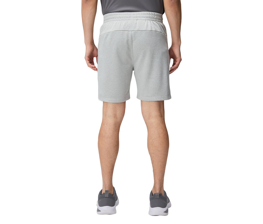 Rückansicht einer Person, die kurze, hellgraue Shorts und graue Laufschuhe trägt.