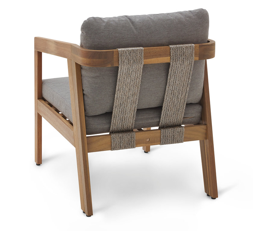 Rückansicht eines Sessels mit Holzrahmen und grauen Kissen, gehalten von zwei breiten, gewebten Stoffbändern.