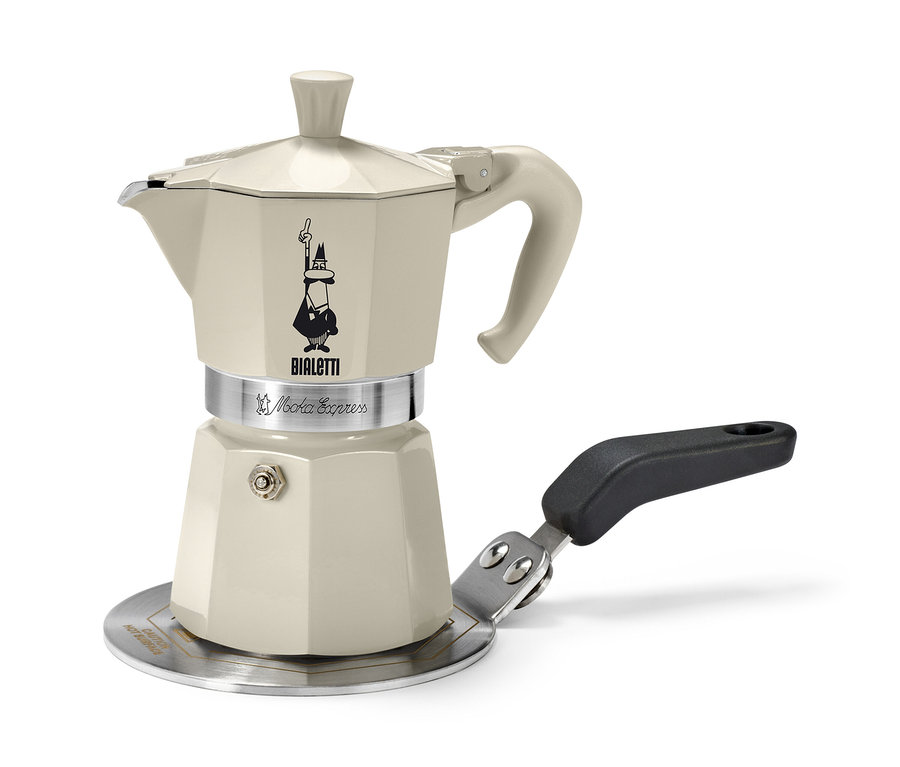 Ein beiger Bialetti Espressokocher steht auf einer 13 cm Induktionsadapterplatte von Bialetti.
