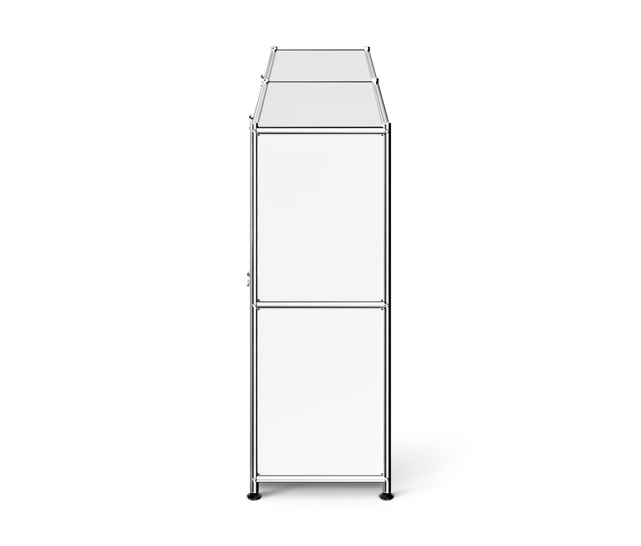 Hoher, schmaler Modulschrank mit Chromrahmen und weißen Paneelen, bestehend aus zwei Sektionen und einer flachen Oberseite.