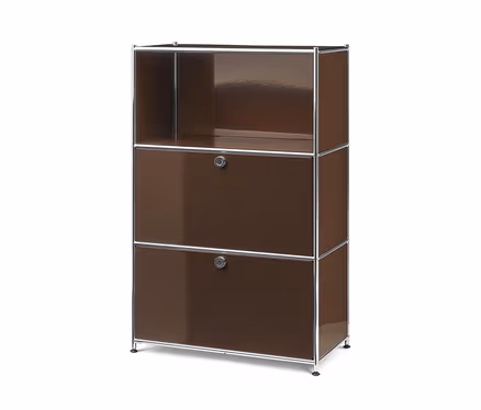 Brauner, glänzender Modulschrank mit drei Fächern. Oben ein offenes Fach, darunter zwei geschlossene Schränke mit silbernen Griffen und silbernem Metallgestell.