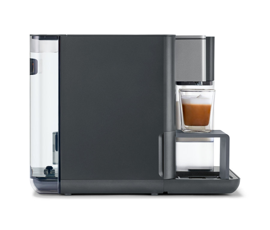 Grauer Qbo MILK MASTER mit einer Tasse Kaffee.