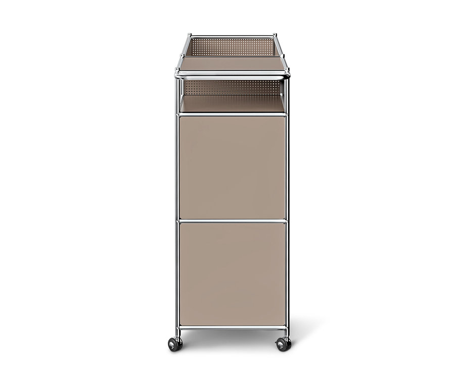 Schmaler, hoher Rollcontainer in Hellbraun mit Chromrahmen. Er hat zwei geschlossene Fächer, ein Regal und eine perforierte Ablage oben, alles auf Rollen.