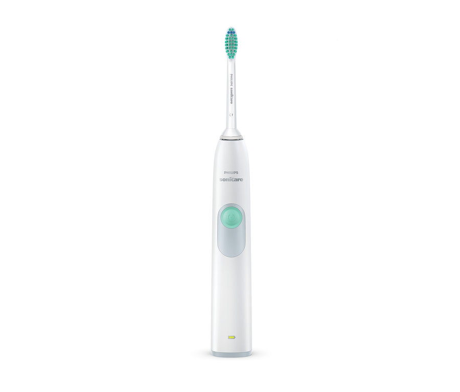 Nahaufnahme einer weißen elektrischen Schallzahnbürste Philips HX6221/21 »DailyClean 3100«.