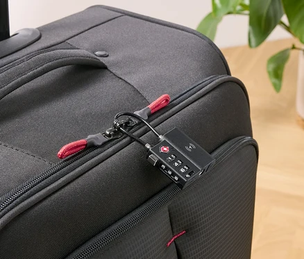 Schwarzer Koffer mit Smart-TSA-Schloss mit Tracker.