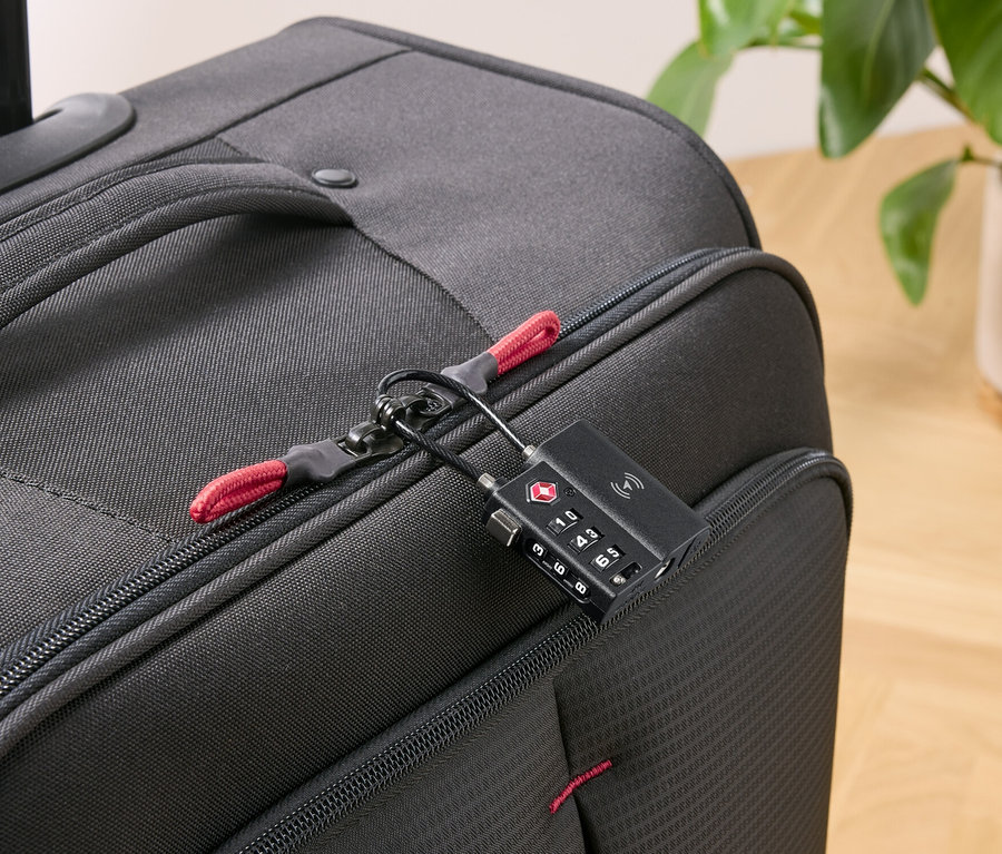 Schwarzer Koffer mit Smart-TSA-Schloss mit Tracker.