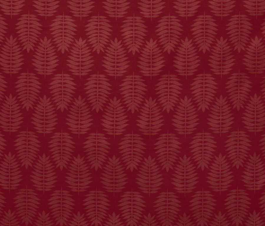 Nahaufnahme von weinroter Biber-Bettwäsche mit Blattmuster.