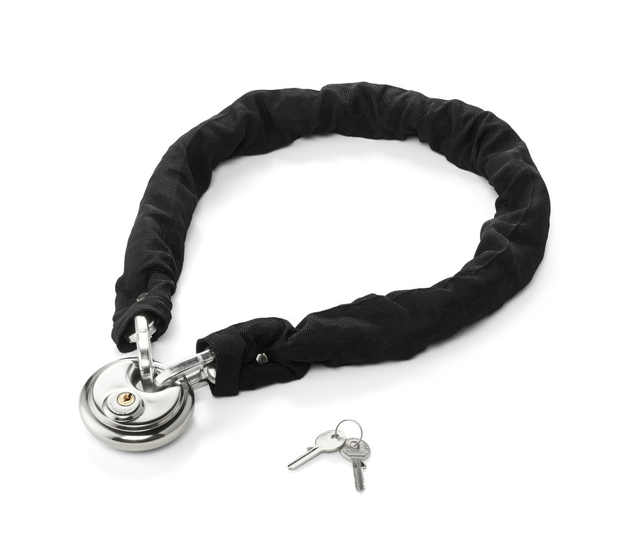 Ein schwarzes Kettenschloss mit einem Vorhängeschloss und Schlüsseln auf einem weißen Hintergrund.