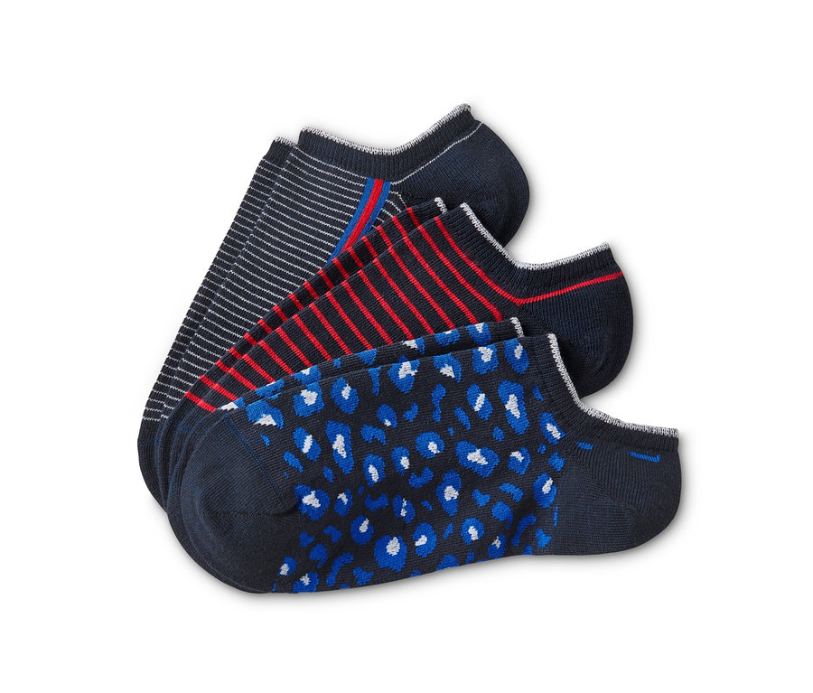 Drei Paar Sneakersocken mit verschiedenen Mustern.