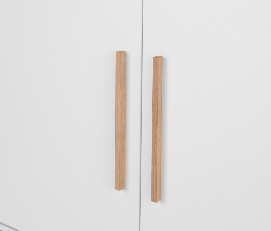 Detailaufnahme eines weißen Sideboards »Eklund« mit Schubladen und Tür, mit Holzgriffen.