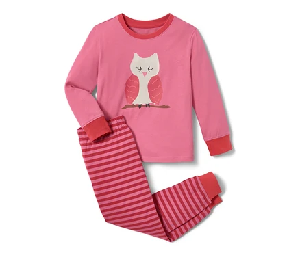 Pink-roter Pyjama mit langem Ärmel und Eulenbild und gestreifter Hose.