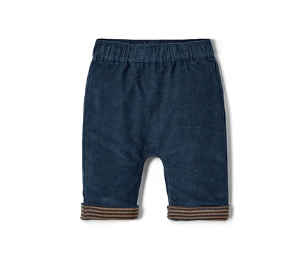 Eine marineblaue Wende-Schlupfhose aus Cord mit braun gestreiften Bündchen.
