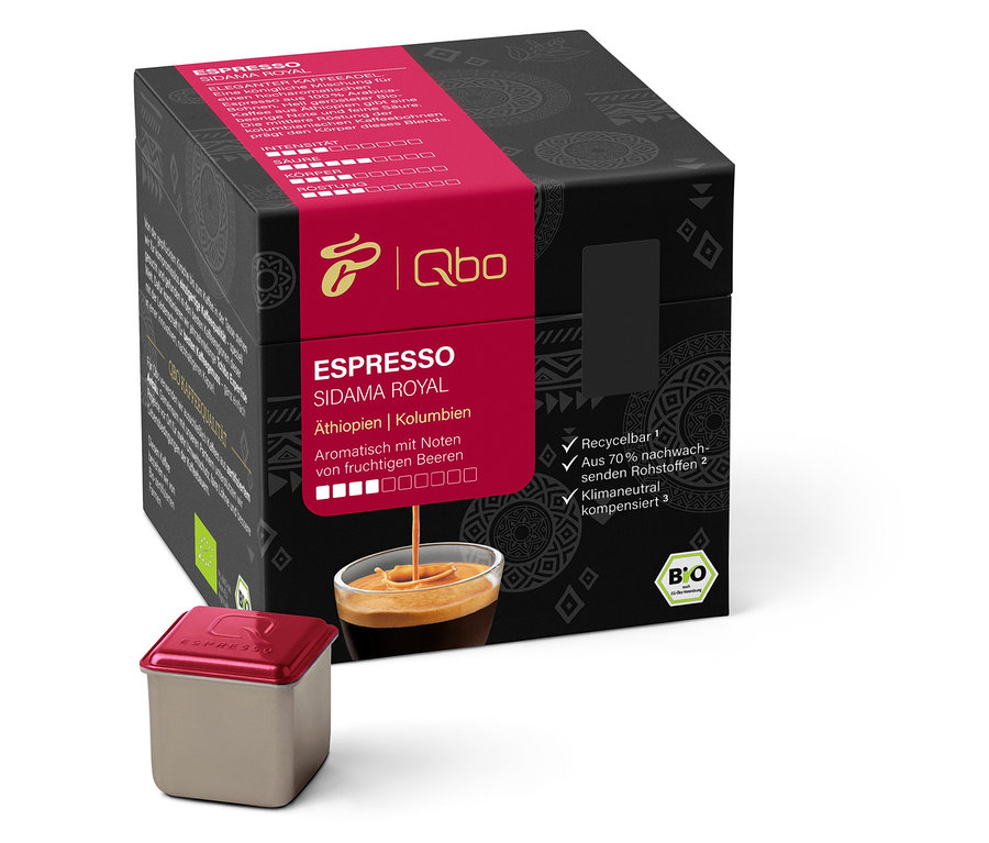 Eine Packung Qbo Espresso SIDAMA ROYAL und eine Tasse Espresso.