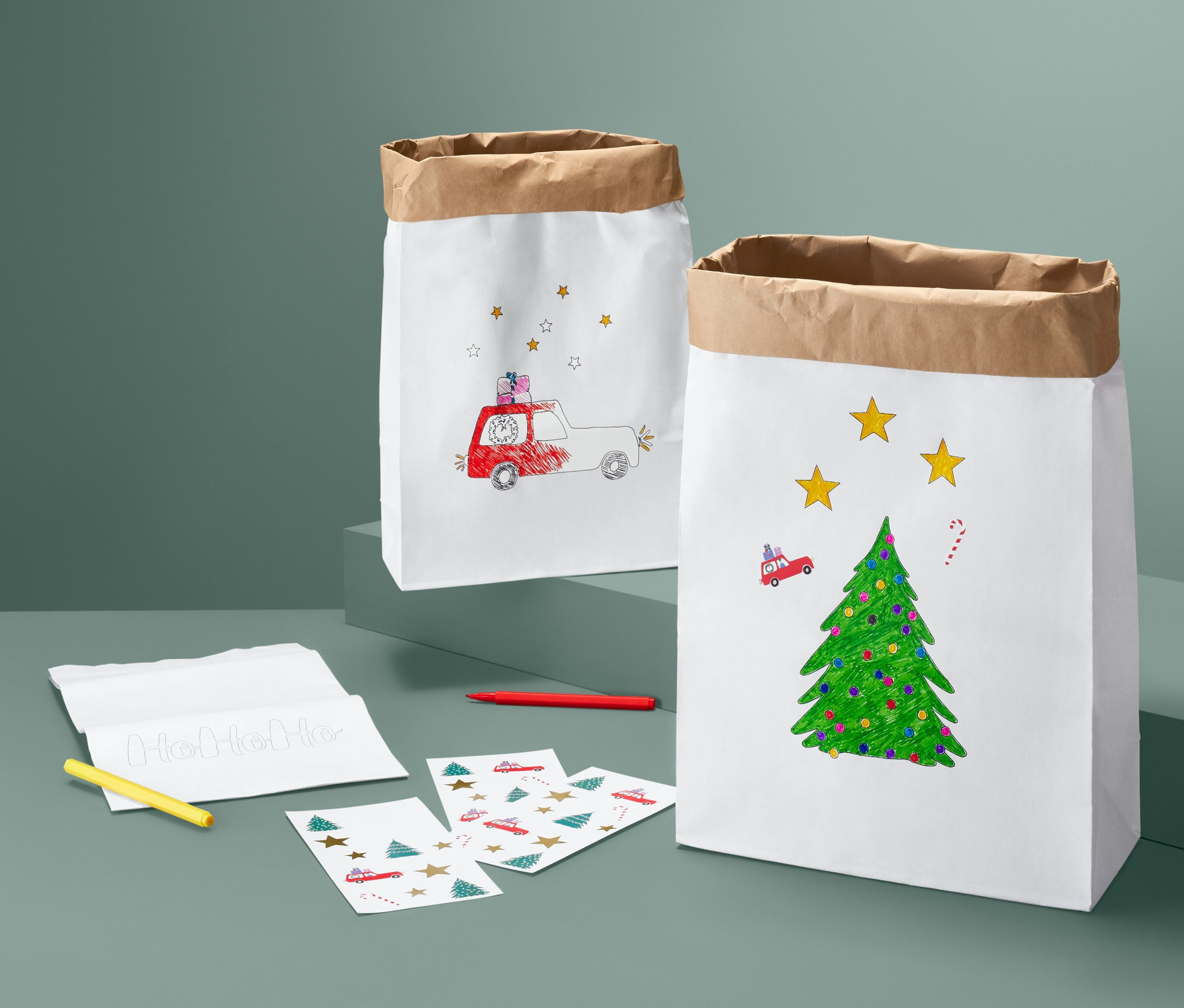 Zwei weisse Papiertüten aus dem Papiertüten-Bastel-Set mit weihnachtlichen Motiven.
