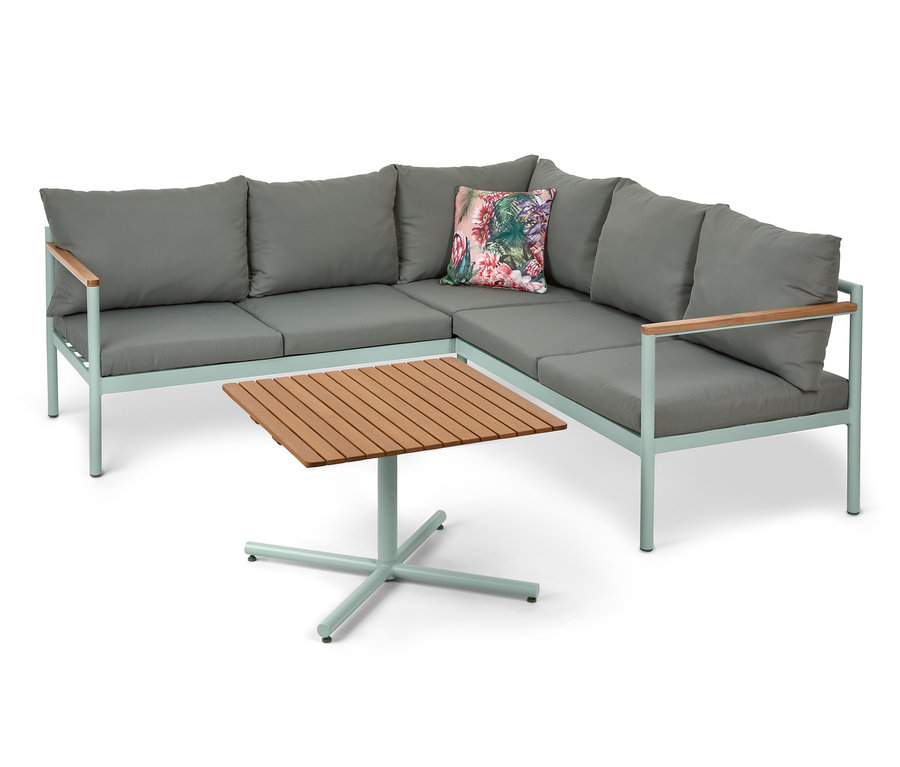 Eine Gartensofa-Ecke mit einem Tisch. Das Sofa hat graue Kissen und ein Blumenkissen.
