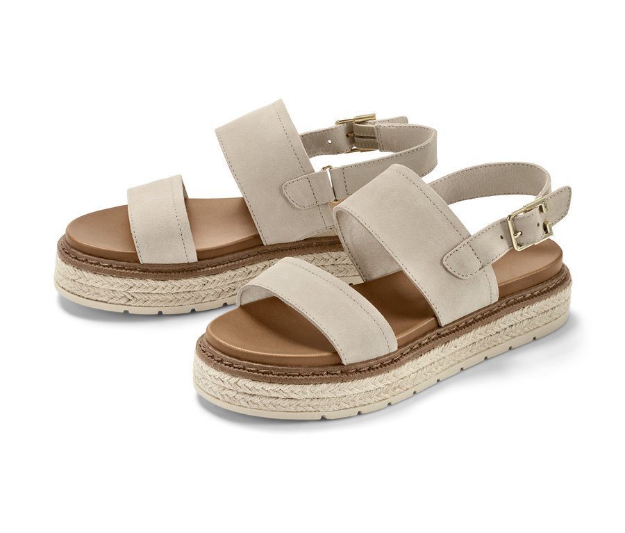 Zwei beigefarbene Plateau-Sandalen aus Leder.
