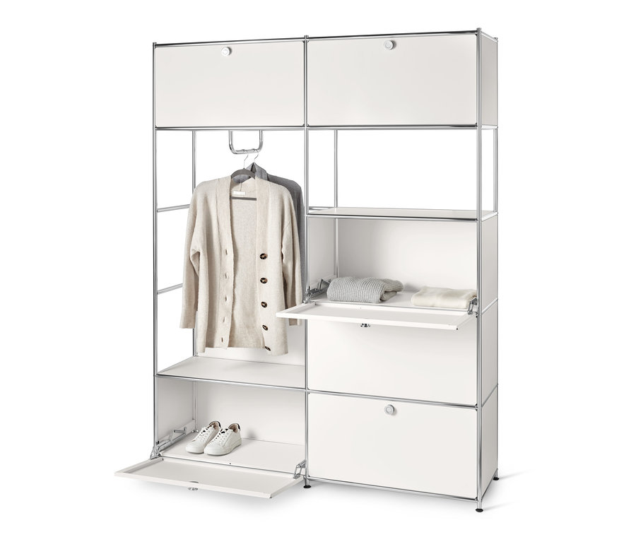 Weißer Systemschrank Metall »CN3« mit Kleidung und Schuhen.
