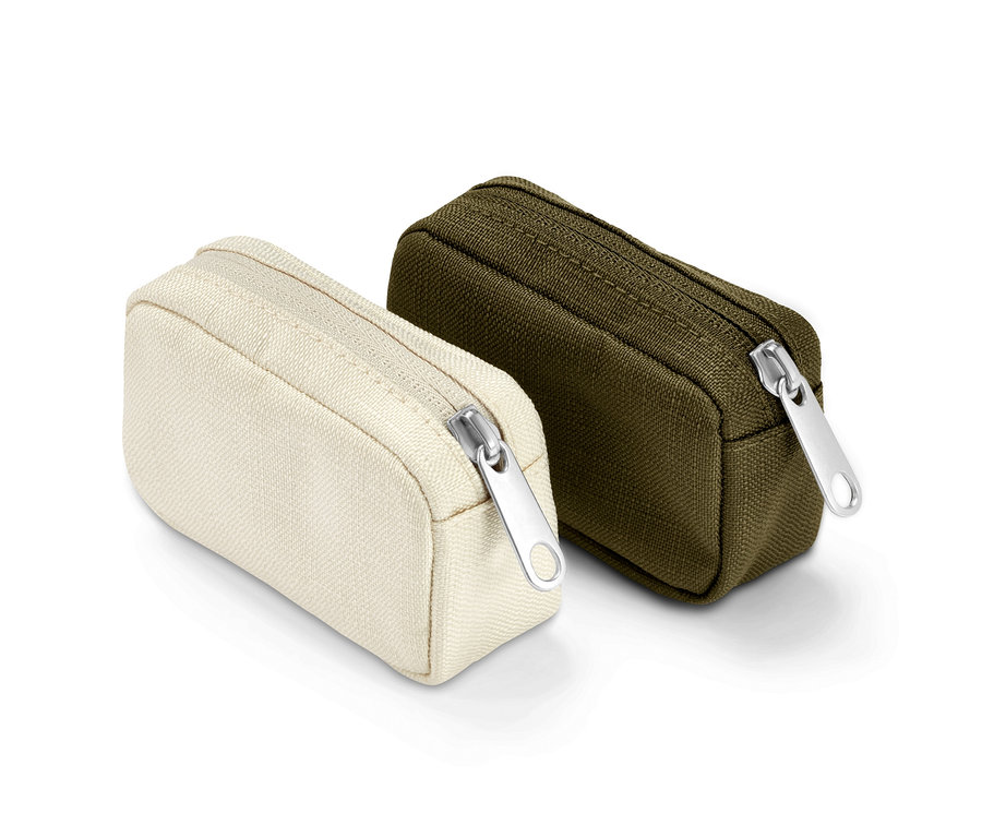 Zwei Mini-Reise-Ordnungstaschen, eine cremefarben, eine khaki, mit Reißverschlüssen.
