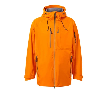 Orange Hardshell-Skijacke vor weißem Hintergrund.