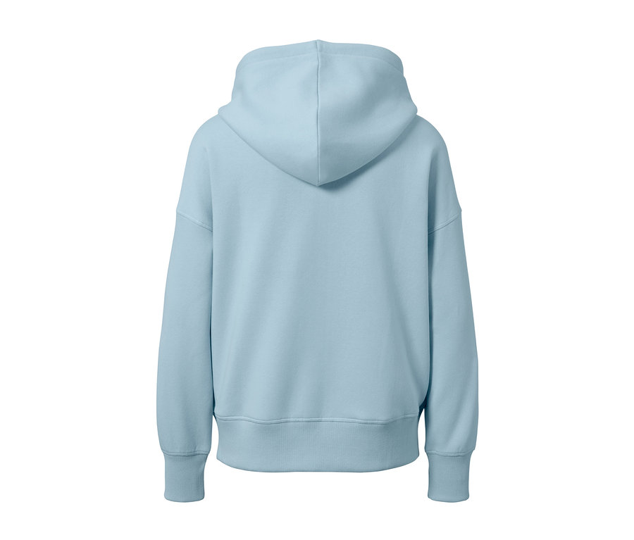 Rückansicht einer hellblauen Sweatjacke.