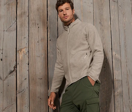 Mann posiert in Fleecejacke.