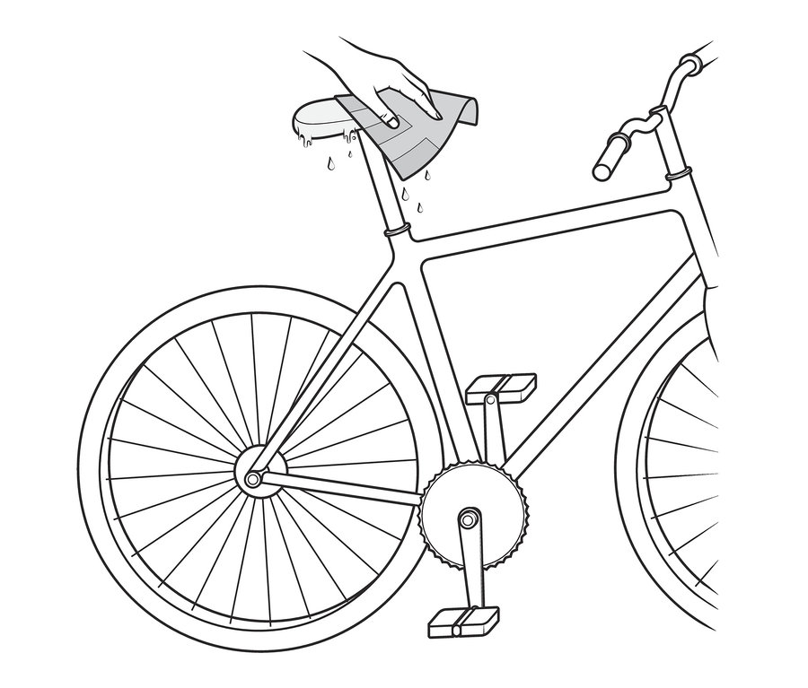 Eine Hand reinigt den Sattel eines Fahrrads mit einem Fahrrad-Reinigungstuch.