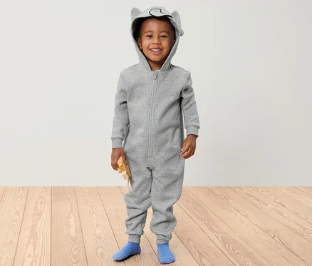 Lächelnder Junge in grauem Kinder-Lounge-Overall mit Kapuze mit Ohren.