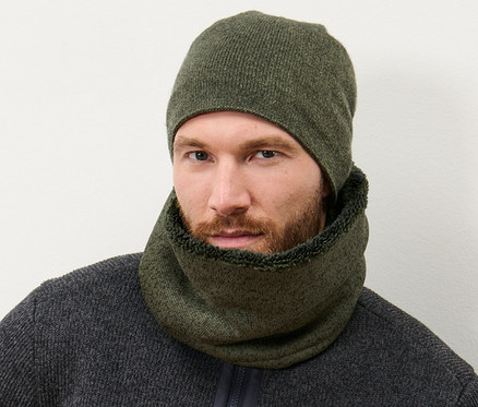 Mann trägt einen khaki Strickfleece-Schlauchschal und eine passende Strickmütze.