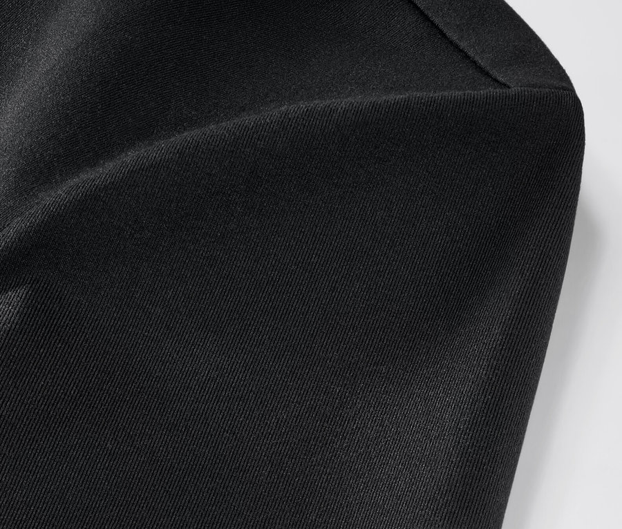 Detailansicht des schwarzen Thermo-Funktionsshirts.