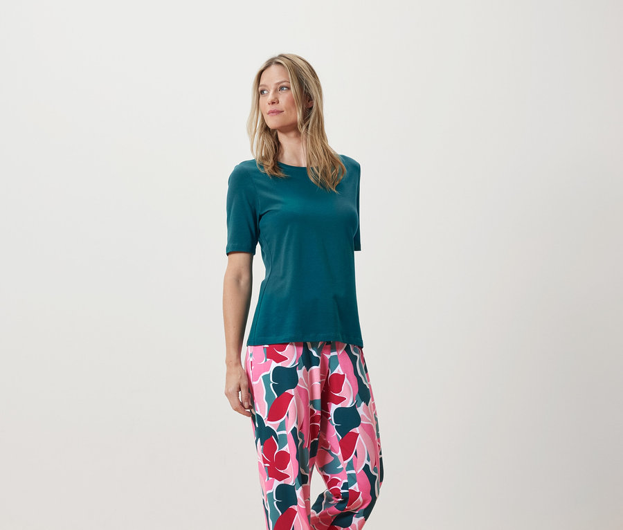 Frau trägt ein Pyjama-Set.