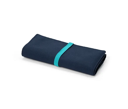 Ein marineblauer Reise-Kabel-Organizer wird von einem türkisfarbenen Gummiband gehalten.
