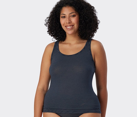 Frau trägt 2er Pack SCHIESSER Trägertop mit blauen Streifen.