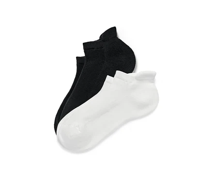 Zwei Paar Sport-Sneakersocken, ein Paar schwarz und ein Paar weiß.