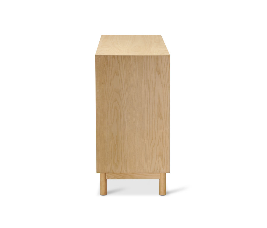 Sideboard aus Eschenholz mit dekorativen Türfronten.