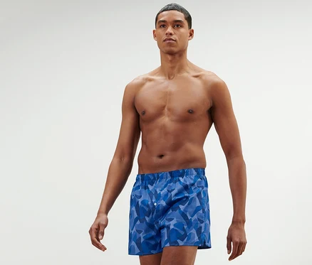 Mann posiert in 2 Web-Boxershorts.