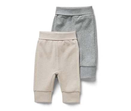 Zwei Baby-Sweathosen mit angerauter Innenseite, eine beige und eine graue.
