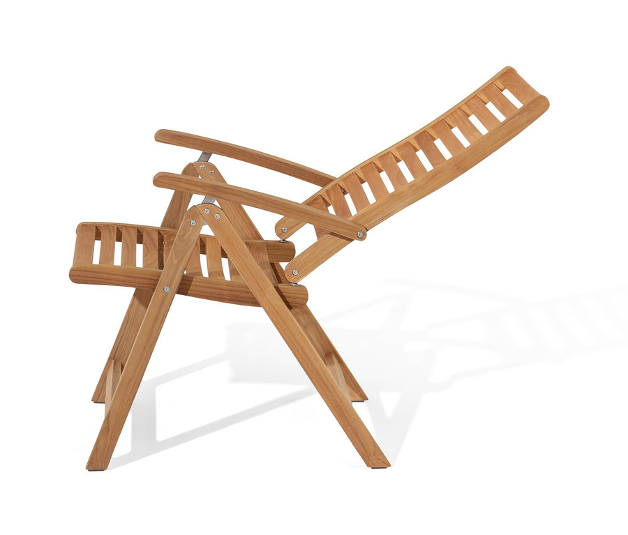 Ein Teak-Hochlehner mit verstellbarer Rückenlehne ist auf einem weißen Hintergrund zu sehen.