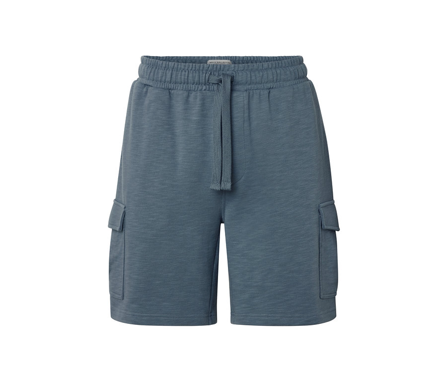 Eine blaue Cargo-Sweatshorts mit Kordelzug.