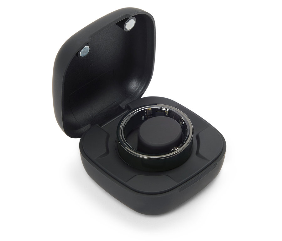 Ein schwarzer Smart Ring liegt in einer geöffneten schwarzen Hülle.