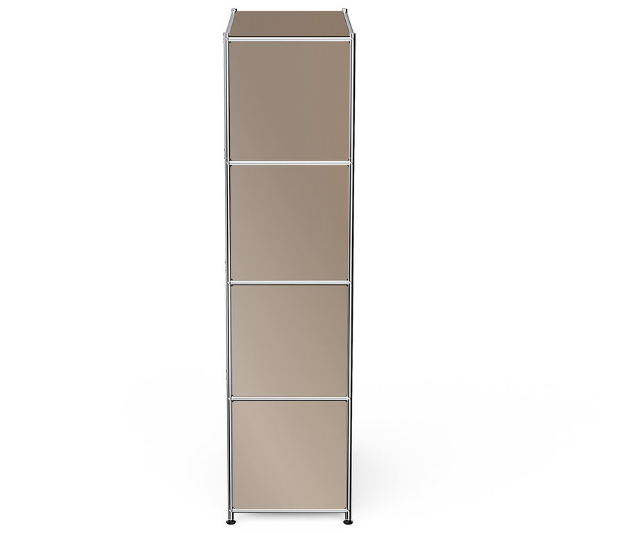 Ein brauner Schrank mit vier Regalen auf weißem Hintergrund.