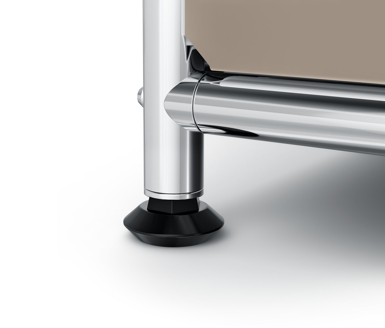 Detailaufnahme eines verchromten Beins und eines schwarzen Fußes auf weißem Hintergrund.