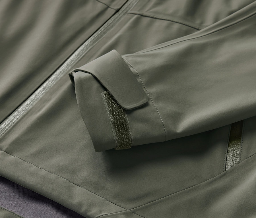 Detailaufnahme einer grünen 3-Lagen-Outdoorjacke.
