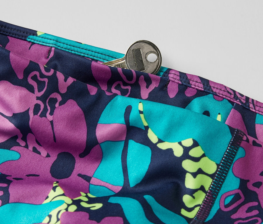 Detailaufnahme eines Sportradlers mit Alloverprint und einem Schlüssel in der Tasche.