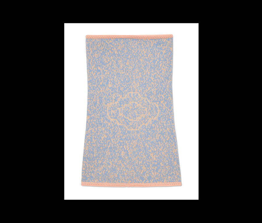 Eine blau-pfirsichfarbene Kniebandage liegt auf einem weißen Hintergrund.