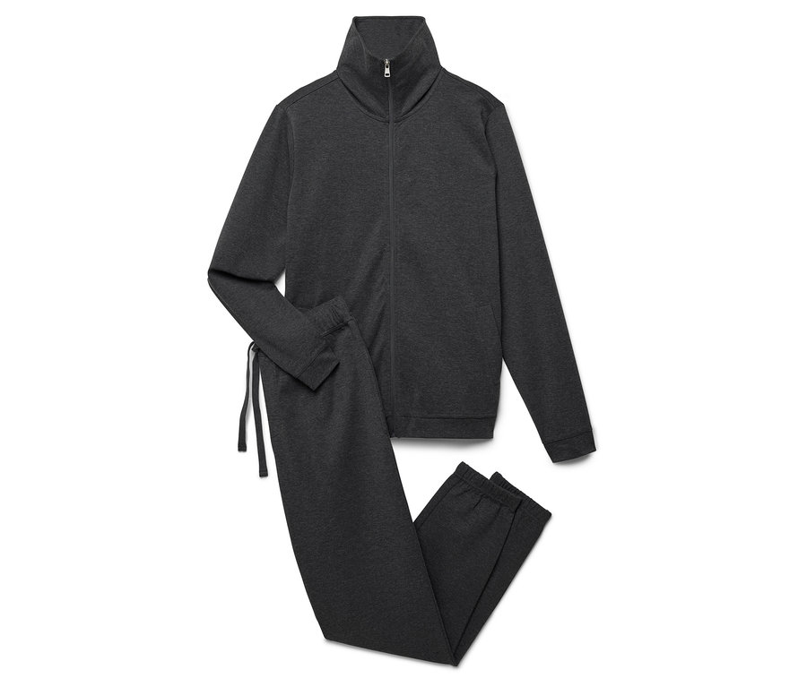 Ein grauer Trainingsanzug mit einer Reißverschlussjacke und Hosen liegt auf einem weißen Hintergrund.