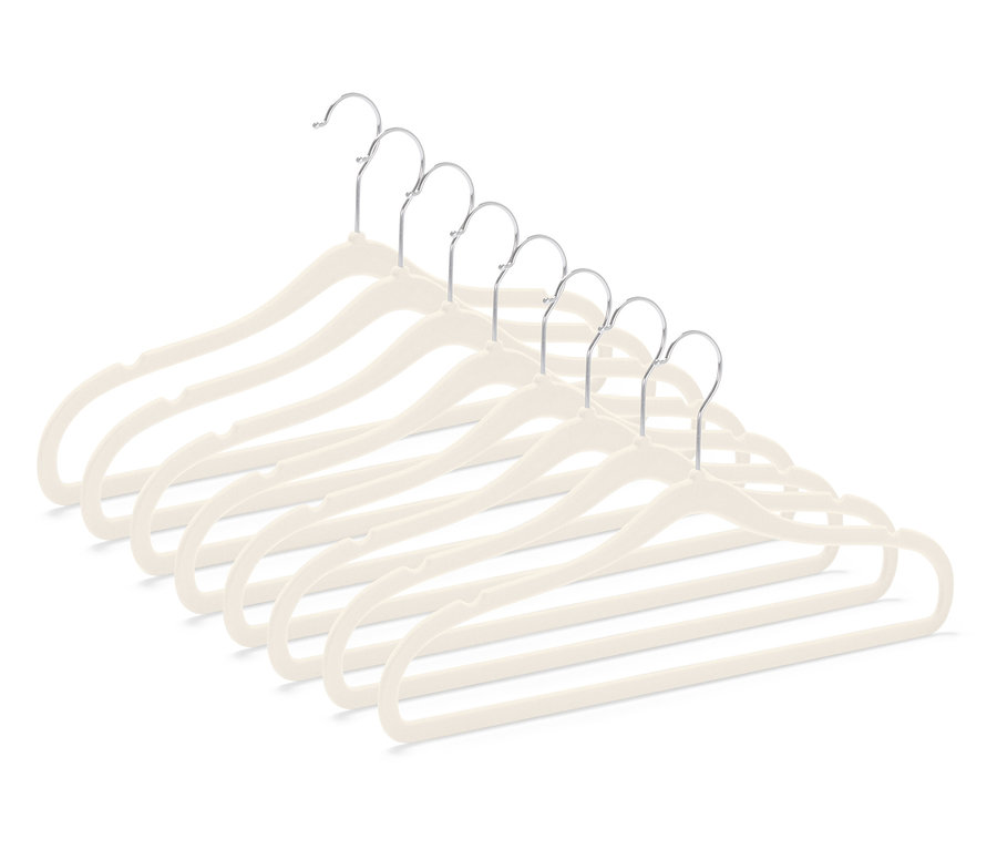 Sieben beige Samt-Kleiderbügel mit verchromten Haken, diagonal in der unteren rechten Ecke angeordnet.