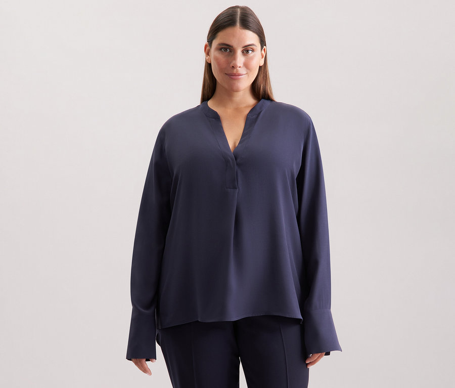 Frau trägt eine marineblaue Seidensticker Tunika aus Viskose.