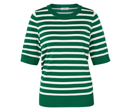 Grün-weiß gestreiftes T-Shirt mit kurzen Ärmeln.