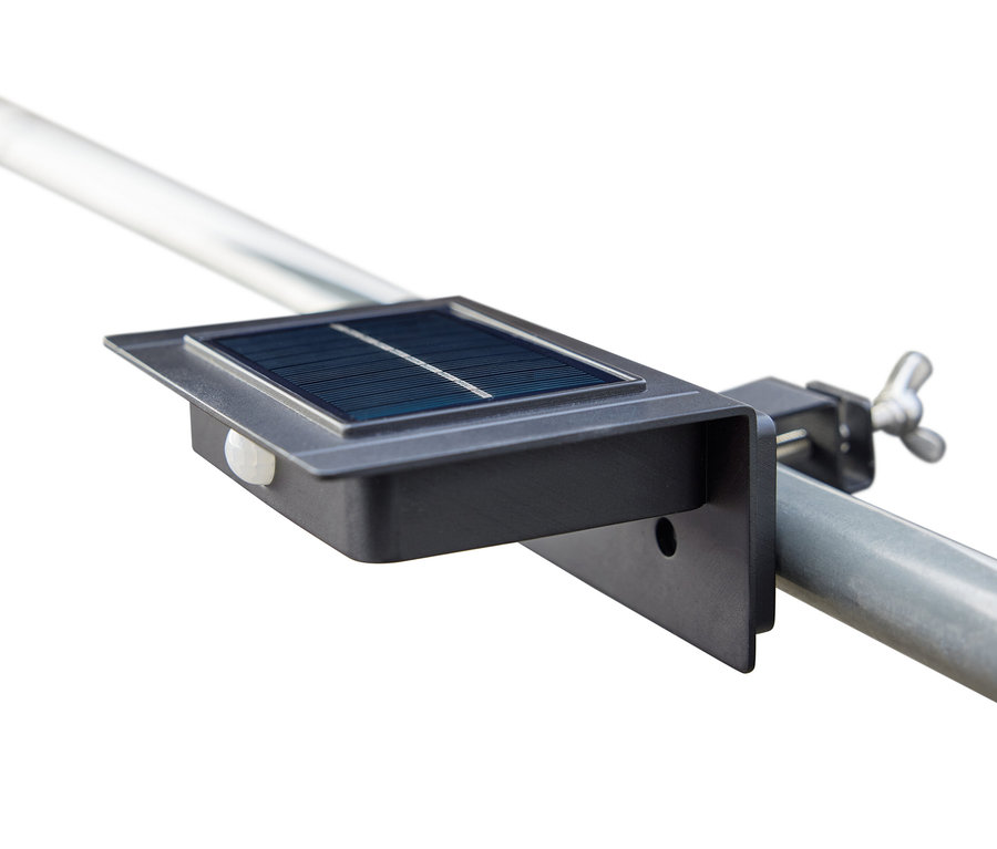 Detail einer 3 Solar-Dachrinnenleuchte, die an einem Metallrohr befestigt ist.