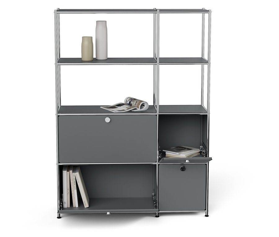 Graues modulares Regal mit Vasen, Zeitschrift und Büchern.